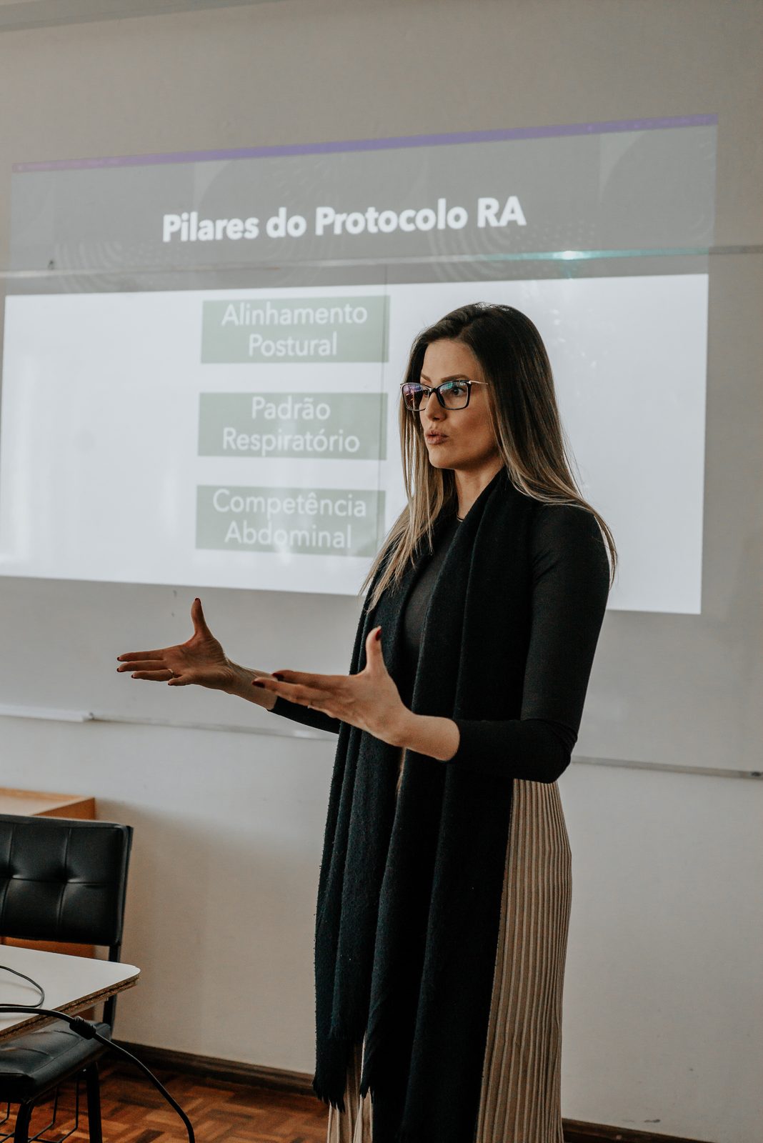 Luiza Zanotto ministrando aula sobre os pilares do protocolo