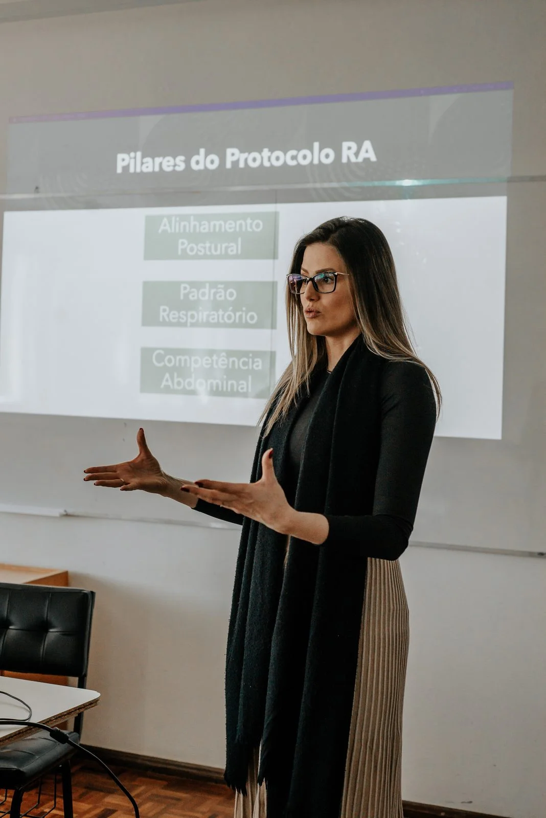 Luiza Zanotto ministrando aula sobre os pilares do protocolo