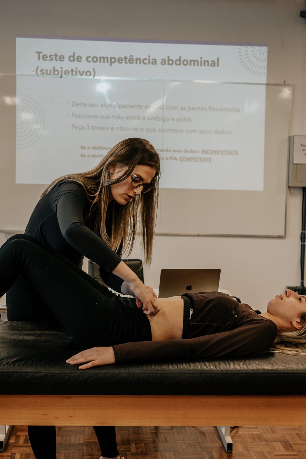 Luiza Zanotto demonstrando o teste de competência abdominal em aula