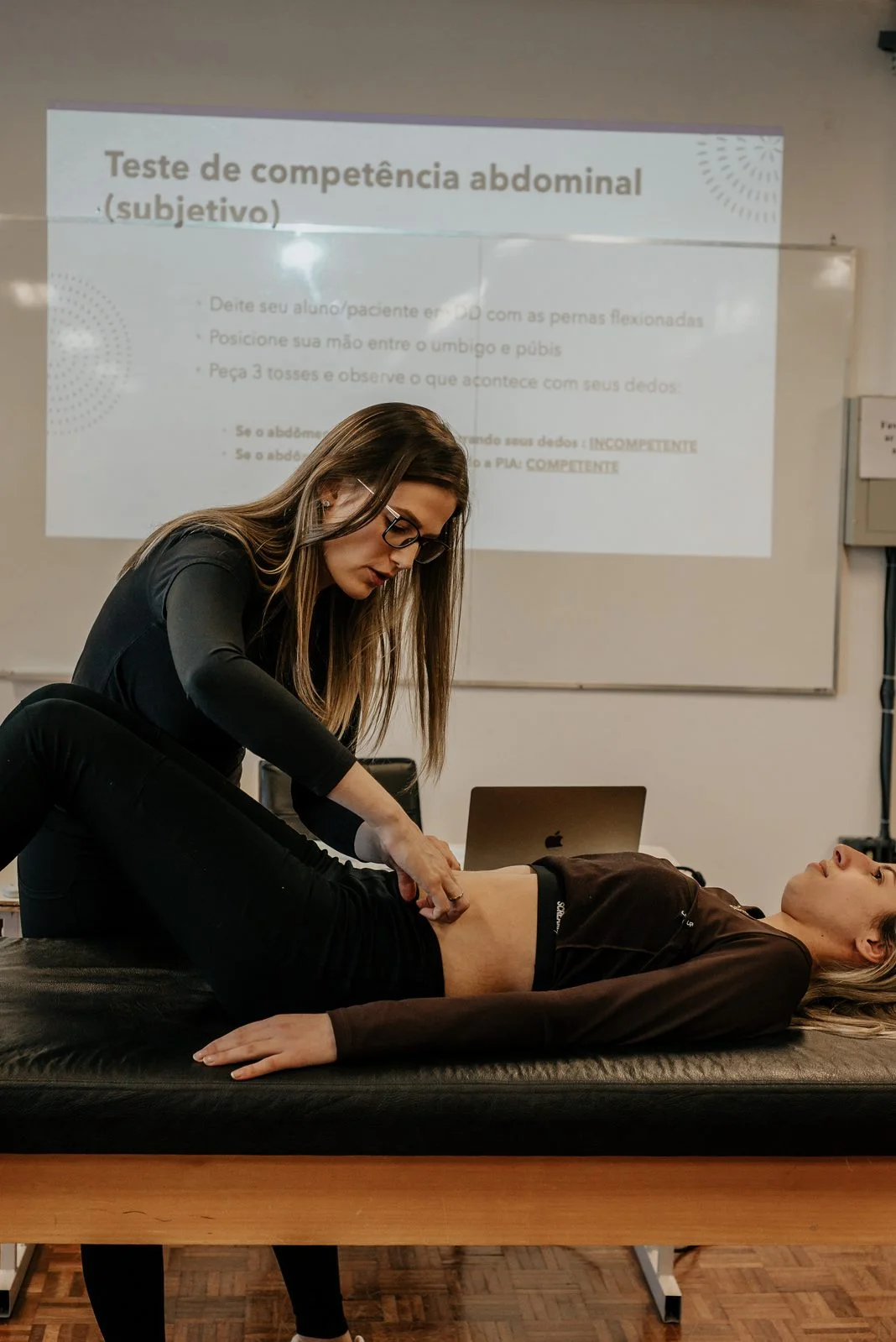 Luiza Zanotto demonstrando o teste de competência abdominal em aula